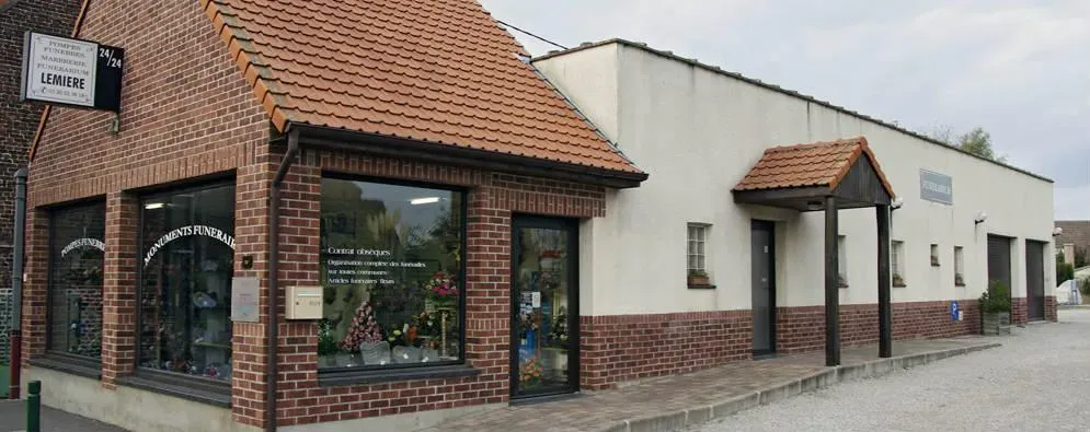 Devanture en briques des Pompes Funèbres et Funérarium Lemière.